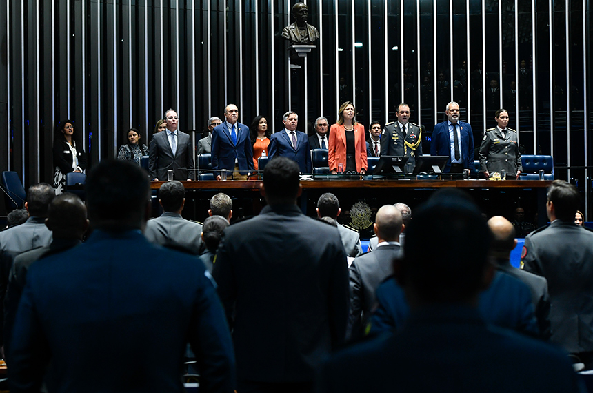 Bombeiros do DF cobram valorização na sessão especial dos 169 anos da corporação