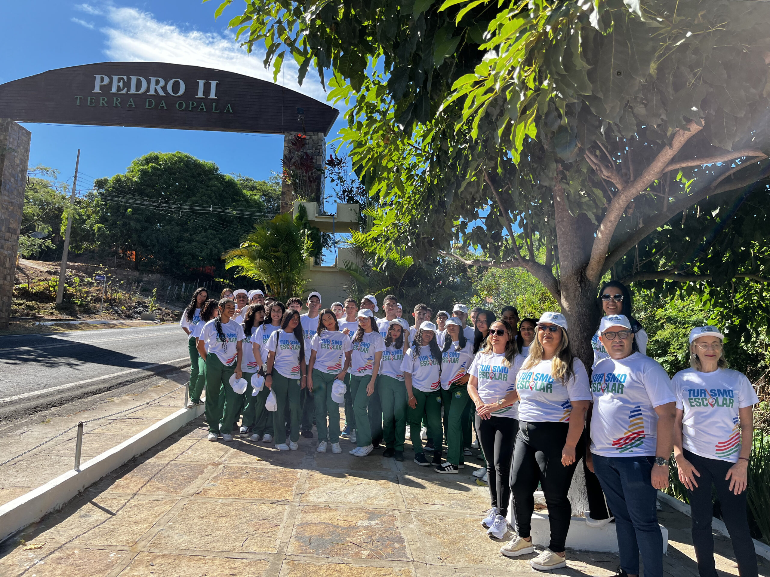 Estudantes do CETI Severiano Sousa vivenciam imersão cultural em Pedro II com o projeto Turismo Escolar
