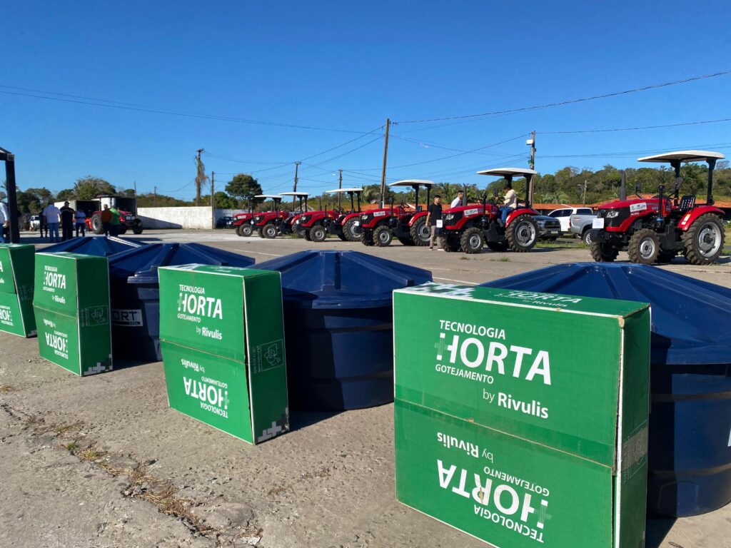 SAF realiza entrega de tratores e kits de irrigação em Teresina