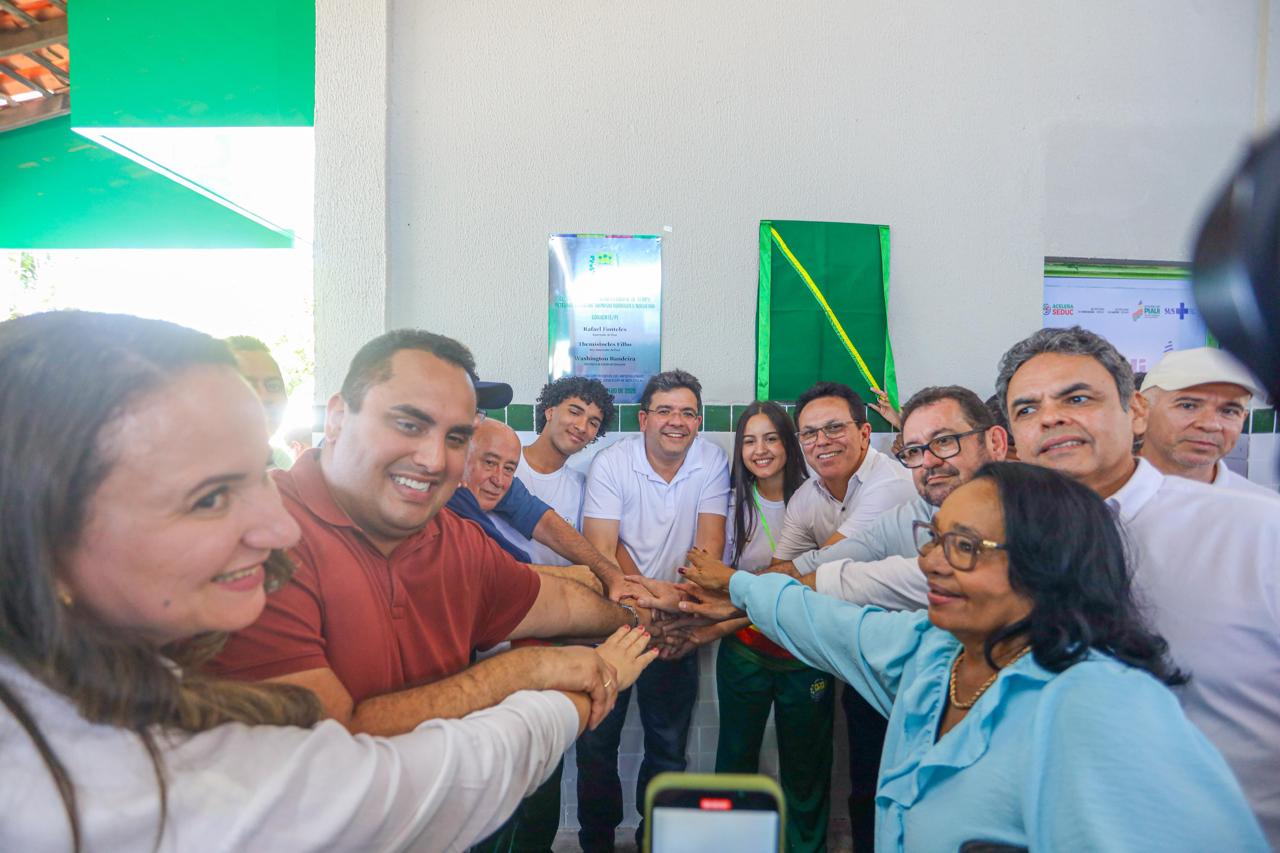 Em Corrente, governador inaugura reforma de escola e participa da 48ª Expocorrente