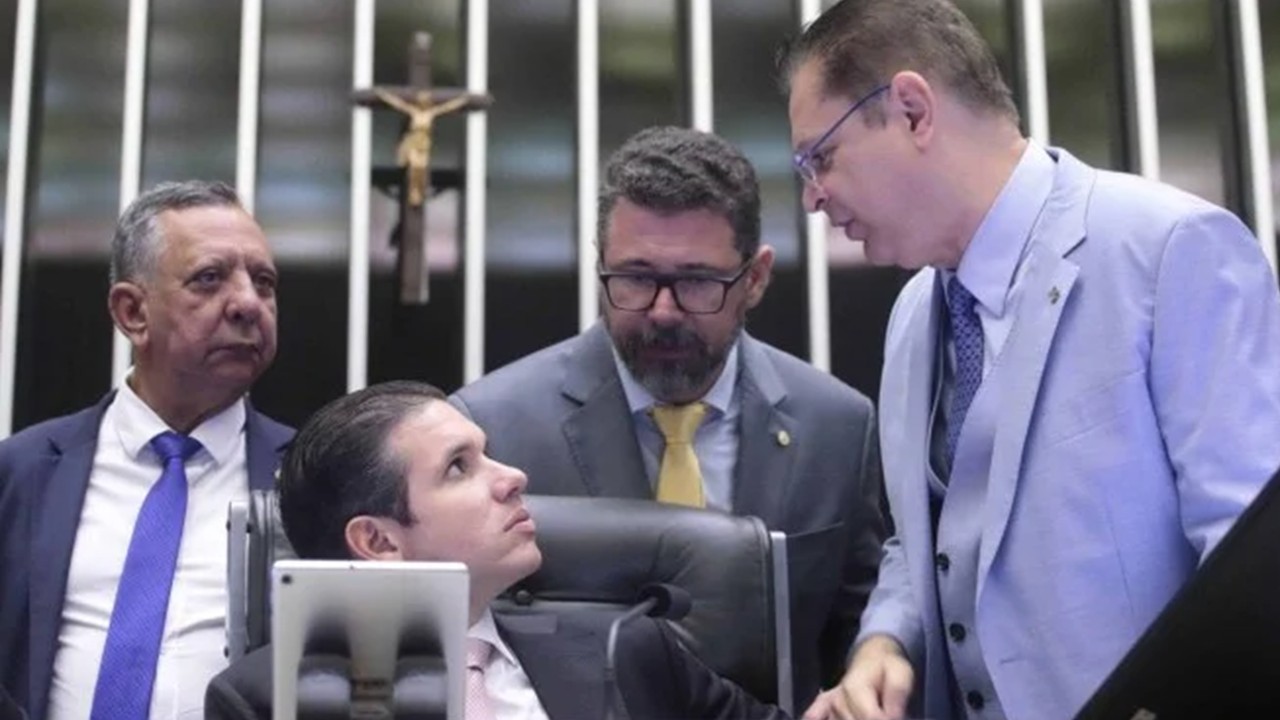 Hugo Motta e bolsonaristas metem a mão e tiram R$ 30 bi da saúde e educação para dar a ruralistas