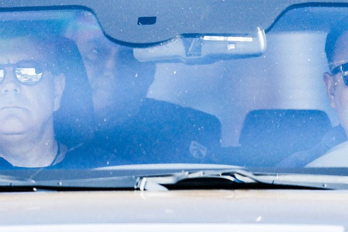 Bolsonaro no carro da PF; Folha divulga foto