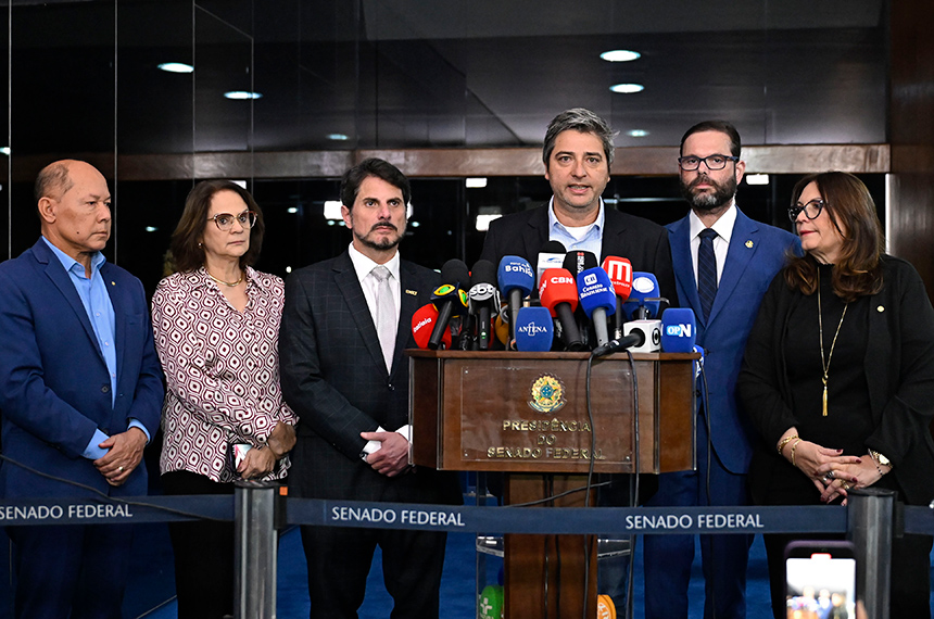 Oposição reage às medidas do STF contra Bolsonaro; governistas defendem decisão