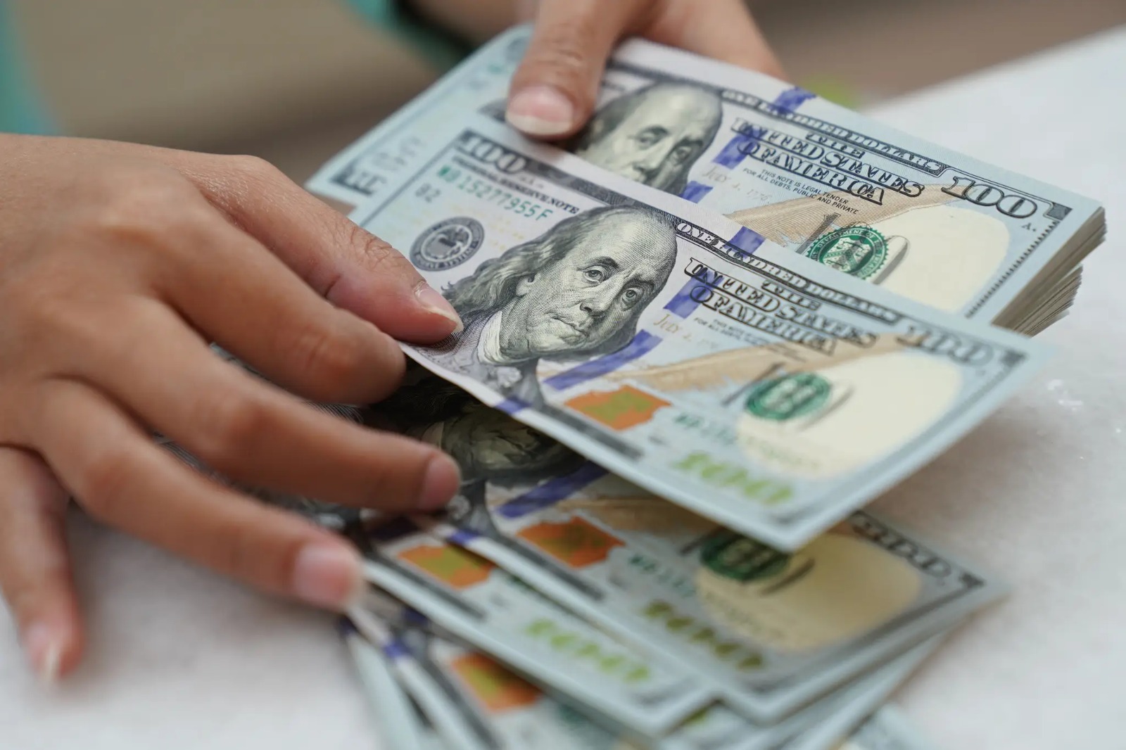 Compra de dólares antes de tarifaço de Trump sugere vazamento na Casa Branca