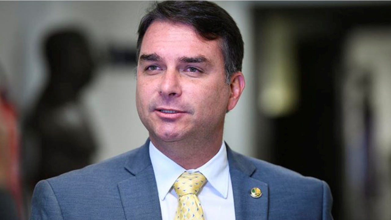 Flávio Bolsonaro vira alvo de nova polêmica após viagem em jatinho ligado a empresário da vacina Sputnik V