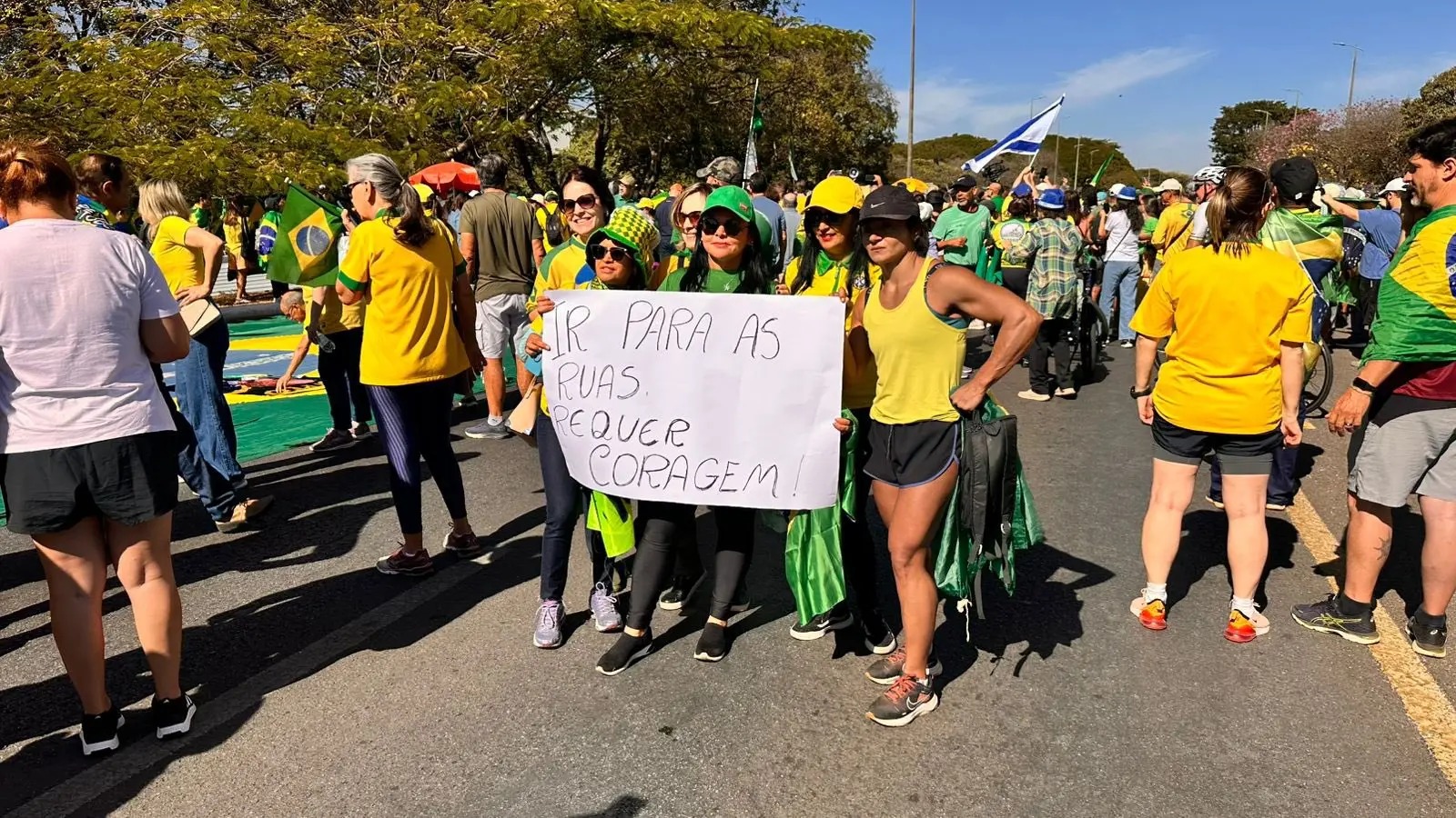 Bolsonaristas fazem ato em Brasília após operação da PF