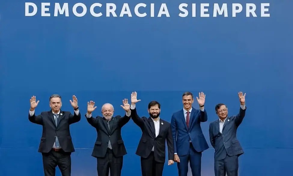Lula defende união pela democracia e critica "chantagem" dos EUA em cúpula no Chile