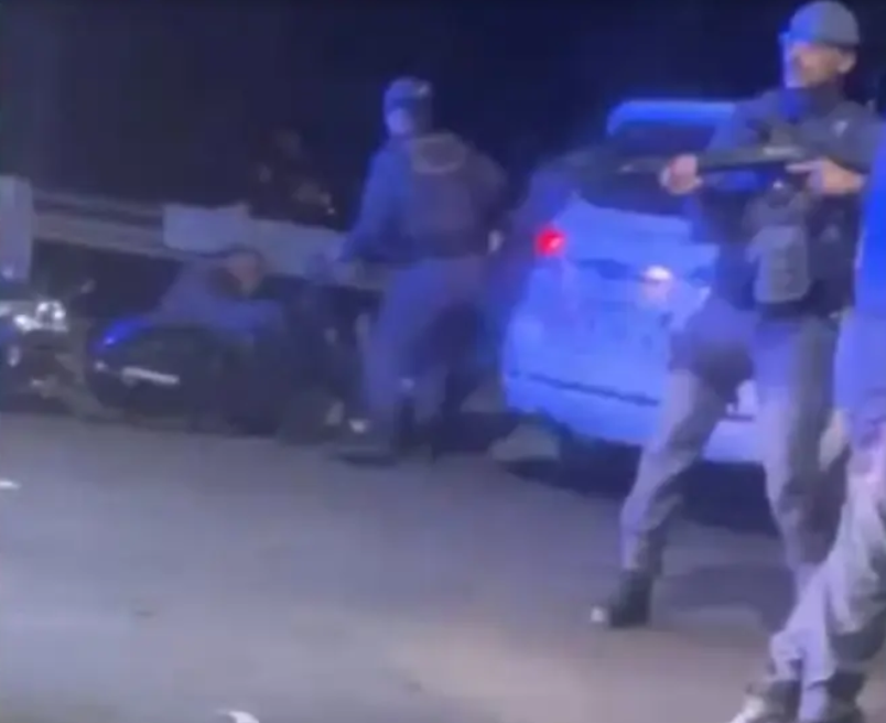 VÍDEO: PMs de Tarcísio espancam motoboy, que implora por ajuda