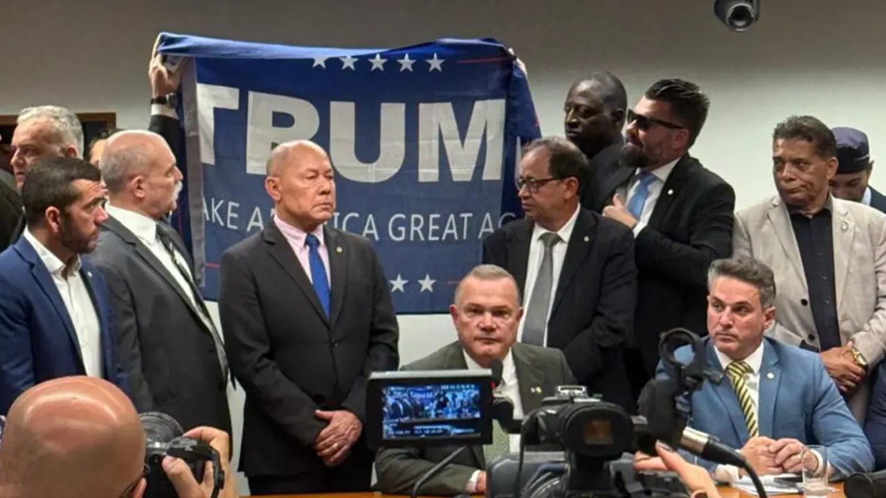 Bandeira de Trump, ausência de Bolsonaro e encenação frustrada: o vexame da bancada bolsonarista na Câmara