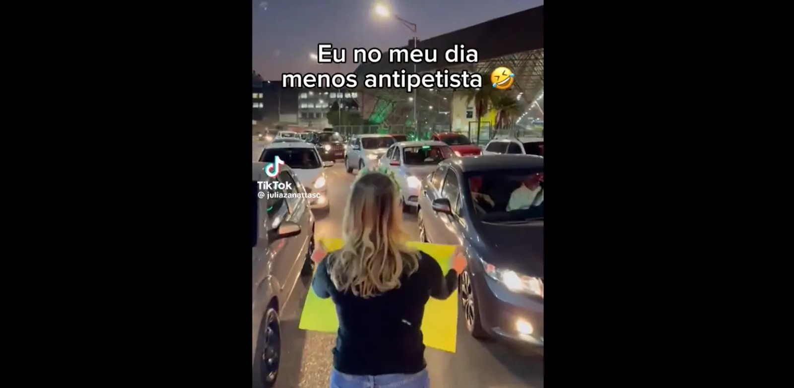 VÍDEO: Deputada bolsonarista passa vergonha com cartaz na rua e motorista faz o L