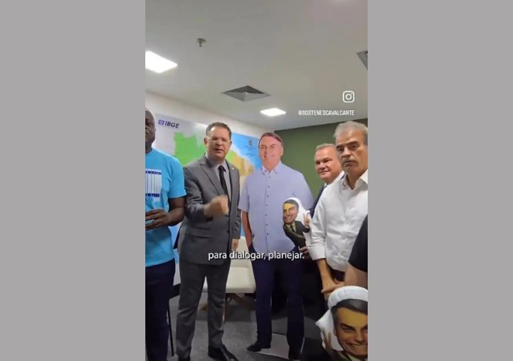 Pode rir: Bolsonaristas recorrem a réplica de papelão de Bolsonaro após proibições