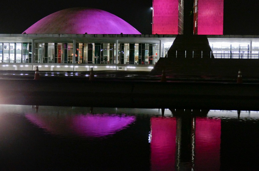 Iluminação marca apoio do Congresso ao Dia Internacional do Autocuidado