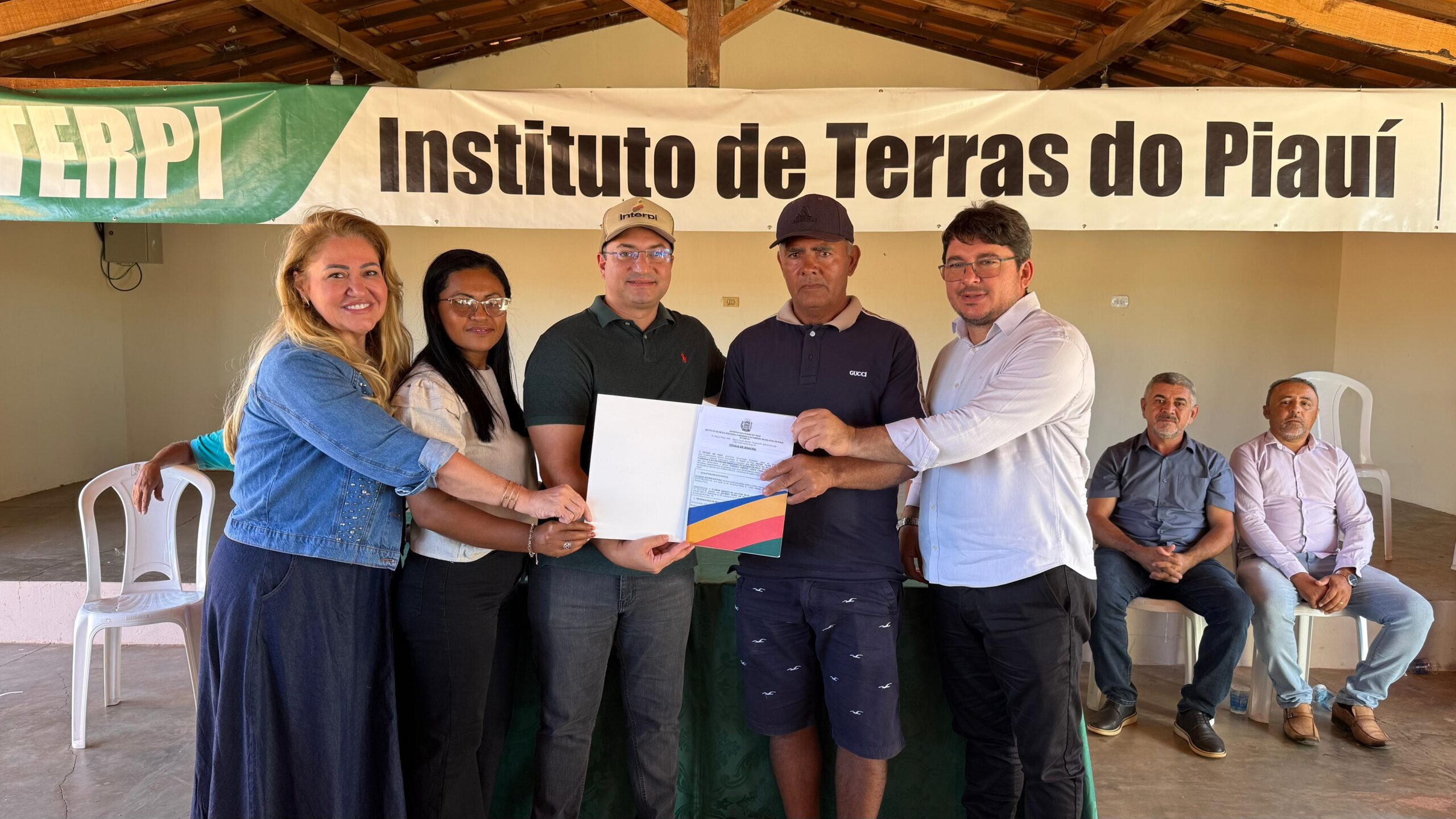 Interpi entrega títulos de terra para famílias de comunidade em Ipiranga do Piauí