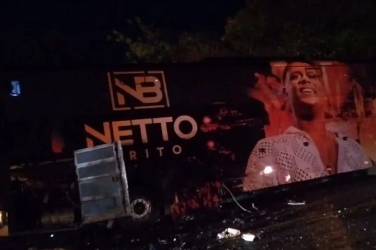 Acidente com ônibus da banda de Netto Brito deixa 4 mortos na BA