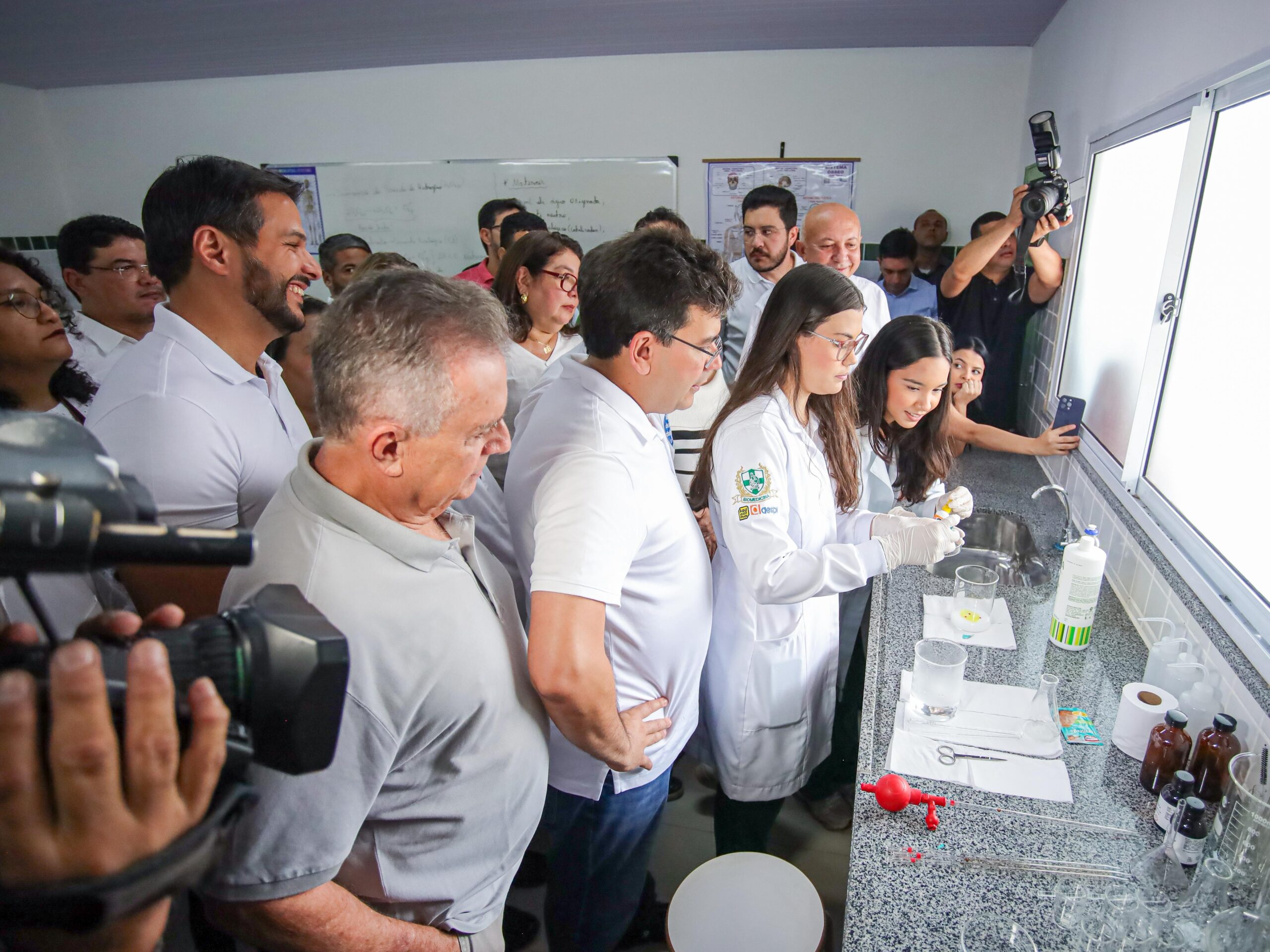 Governador entrega escola em Altos com estrutura que integra tecnologia, saúde e esporte à rotina pedagógica dos estudantes
