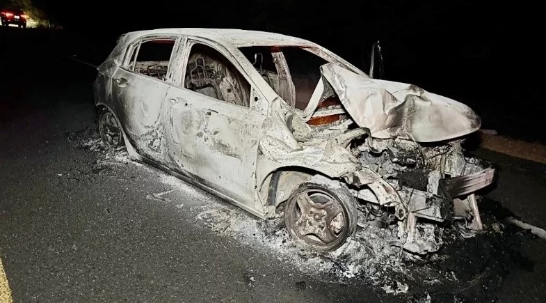 Veículo da Prefeitura de Alegrete do Piauí pega fogo após colisão na BR-316