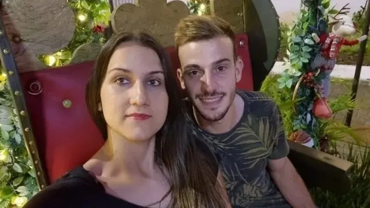 Homem mata esposa a facadas e envia foto do corpo à família em SC