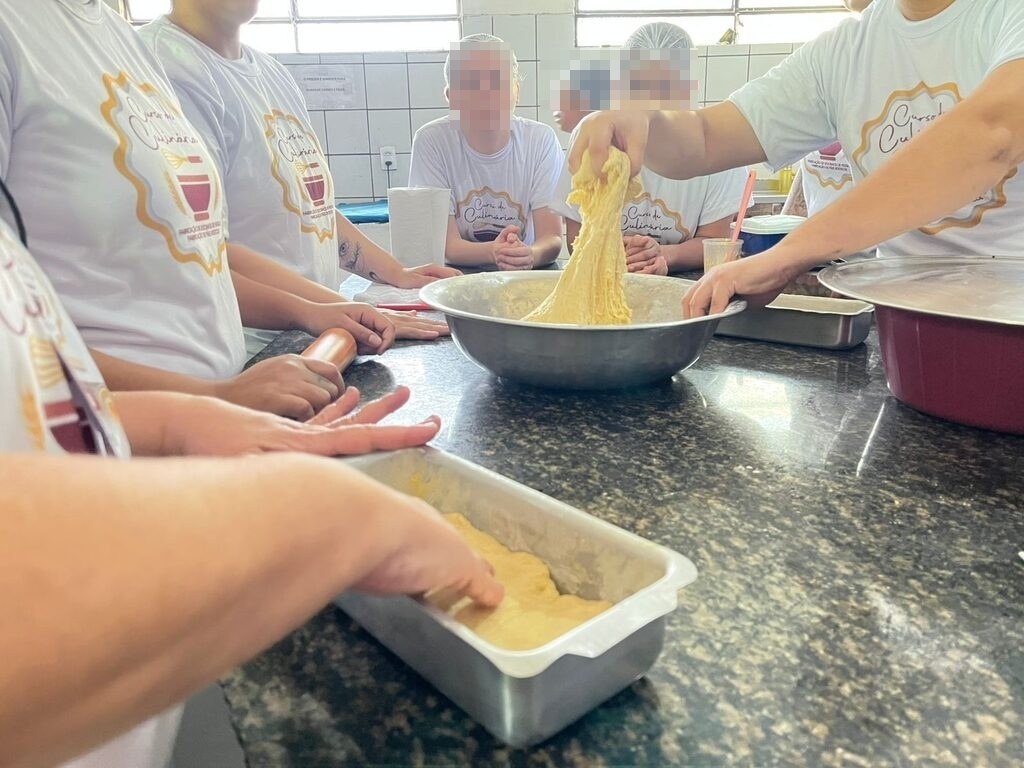 Internas da Penitenciária Feminina de Teresina aprendem a fabricar pães, docinhos e biscoitos