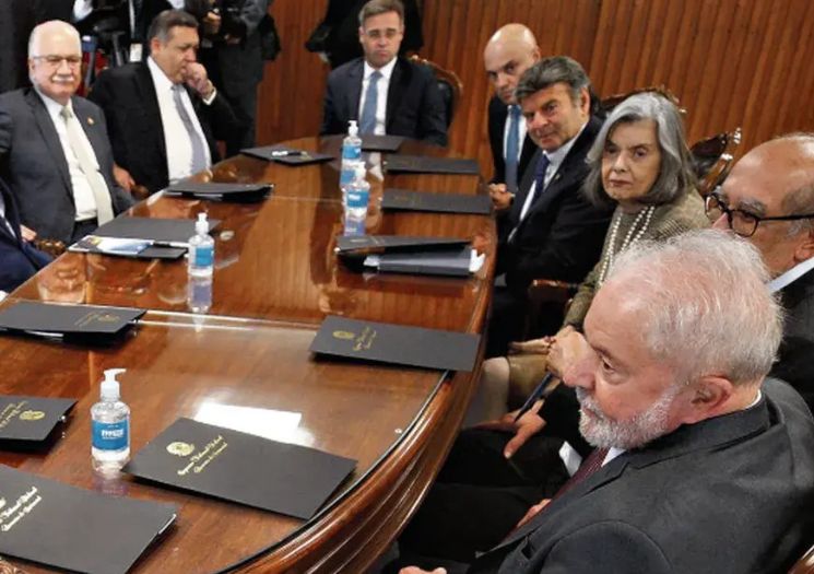 Lula reúne ministros do STF em jantar para reagir a sanções dos EUA a Moraes