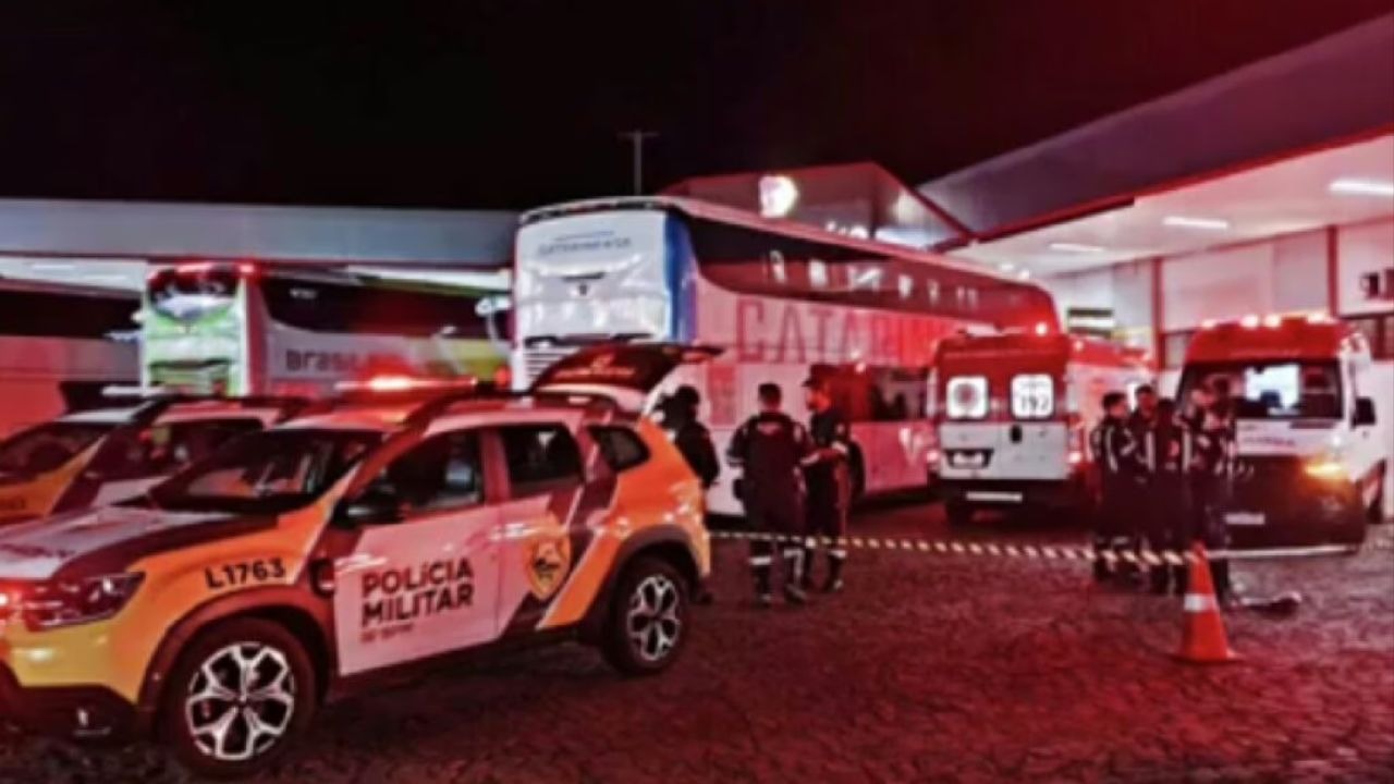 Jovem morre em ônibus com 26 iPhones presos ao corpo no Paraná