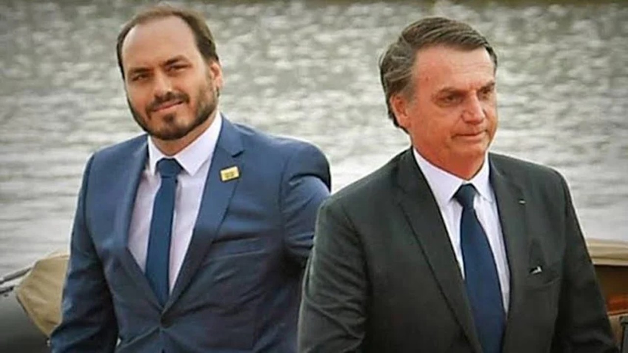 Carlos passa mal após prisão domiciliar de Jair Bolsonaro e é internado em hospital