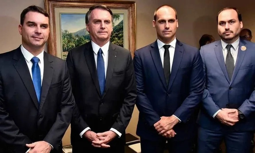 A família Bolsonaro faz mal à direita