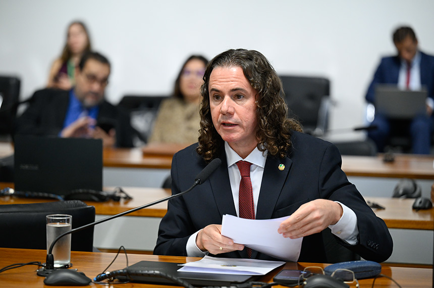 Alunos bolsistas não podem ser discriminados, decide CE