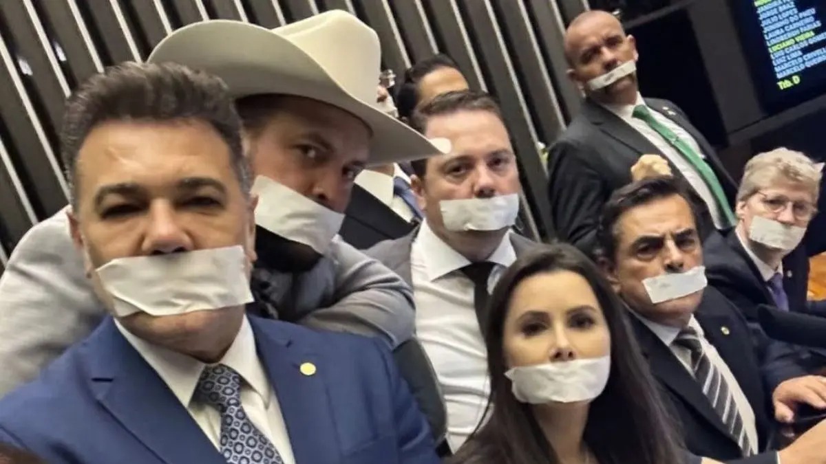 Plenário ou teatro? Bolsonaristas usam esparadrapo na boca e viram memes
