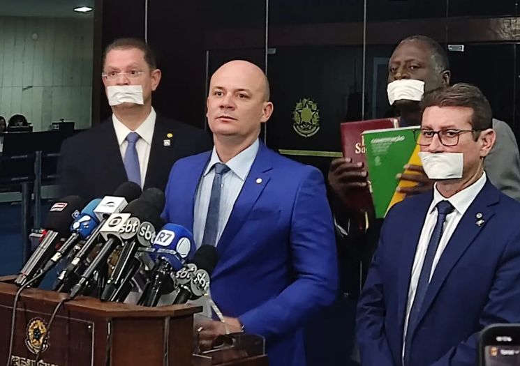 VÍDEO: Repórter cala bolsonaristas com pergunta certeira e expõe vazio do discurso