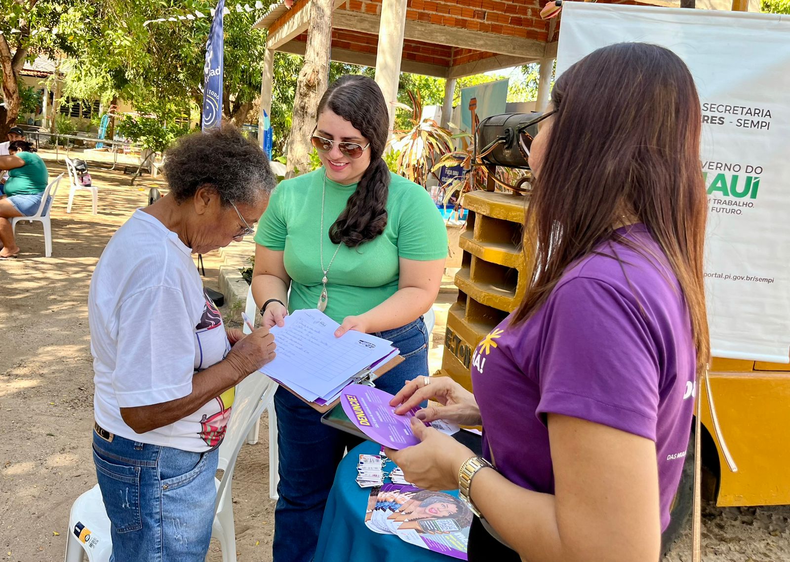 Ônibus Lilás leva atendimentos e informação à comunidade da Santa Maria da Codipi durante a Semana da Justiça Itinerante