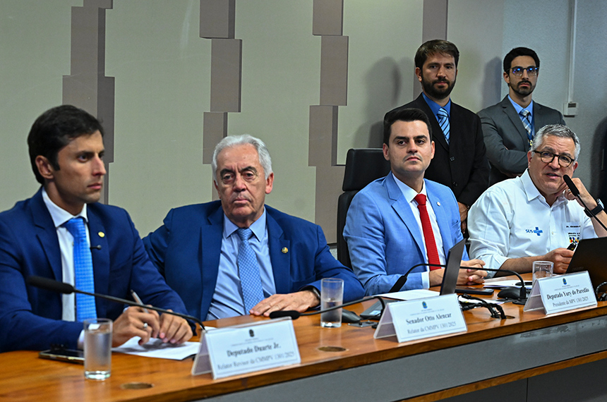 Adesão de hospitais privados ao SUS reduz tempo de espera, diz Padilha