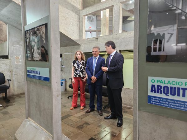 Deputado Severo Eulálio visita a exposição de 190 anos da Alepi no campus Poeta Torquato Neto em Teresina