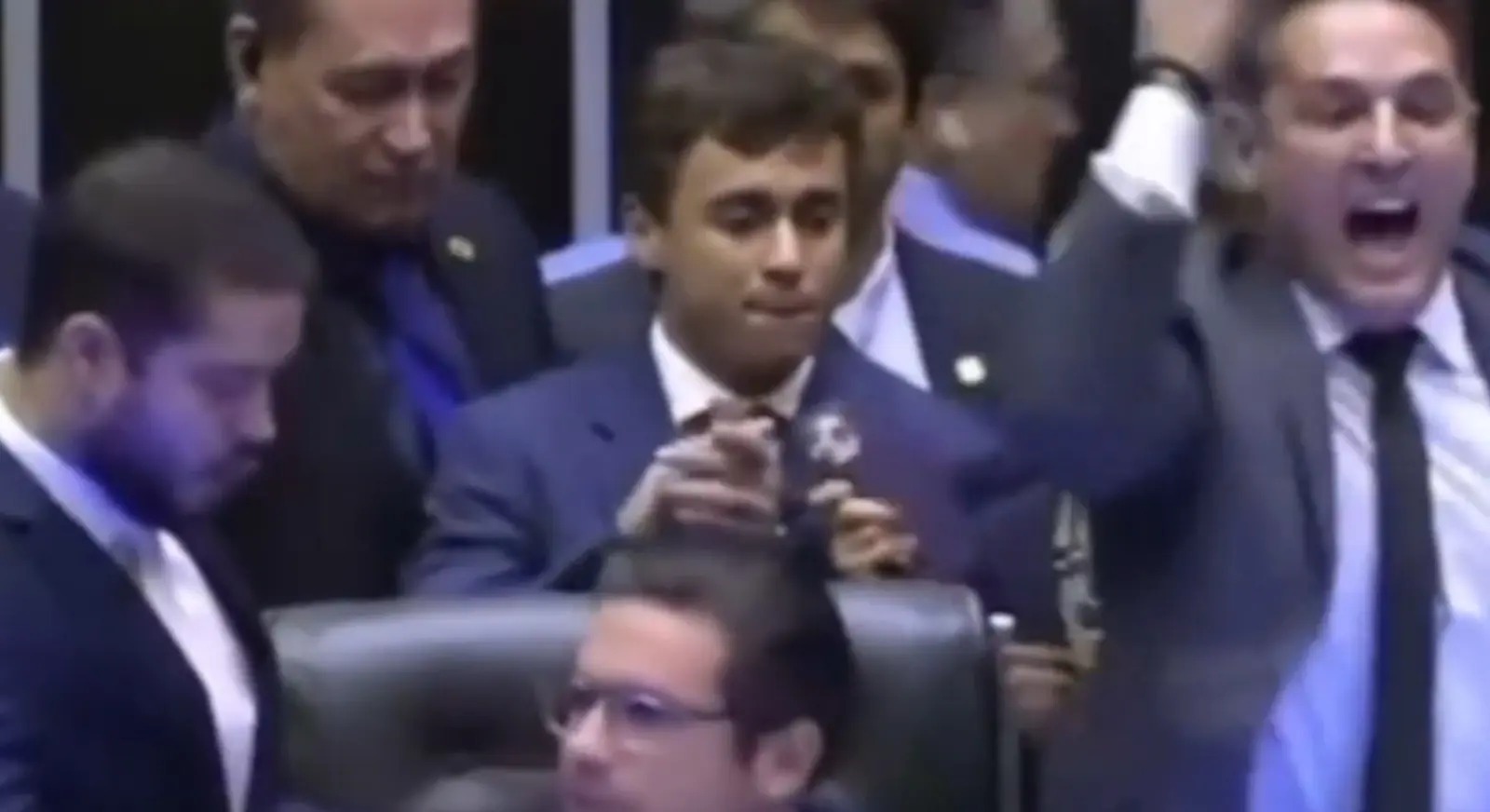 VÍDEO: Nikolas cai durante motim na Câmara