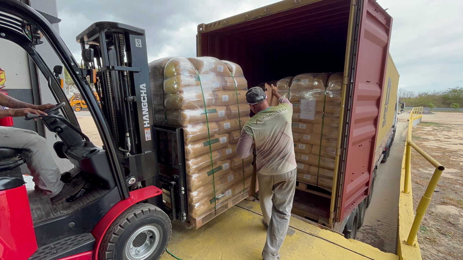 Governo do Piauí anuncia medidas para minimizar efeitos do tarifaço nas empresas exportadoras do estado