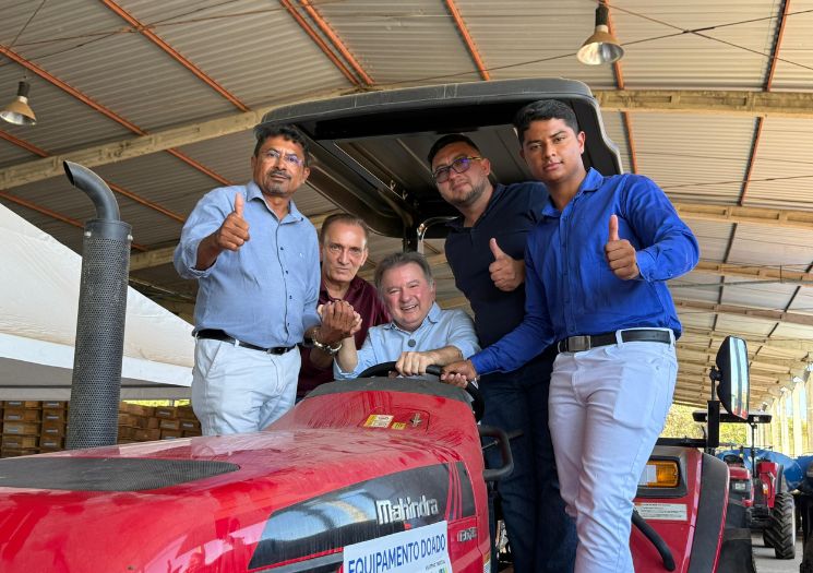 Merlong Solano entrega máquinas à agricultura familiar no PI