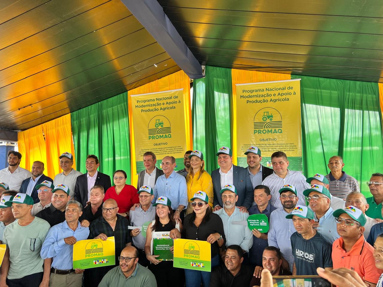 Superintendência de Agricultura e Seagro entregam tratores e retroescavadeiras para 35 municípios