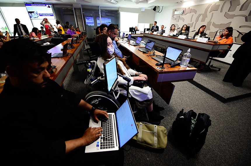 Brasil carece de políticas para adultos com doenças raras, aponta debate na CAS
