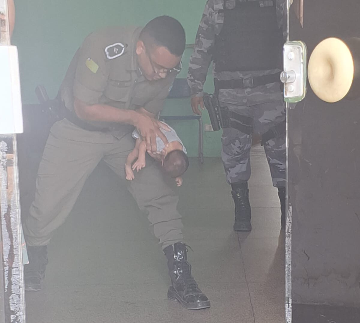 Policiais militares usam manobra de Heimlich e salvam vidas de bebês engasgados