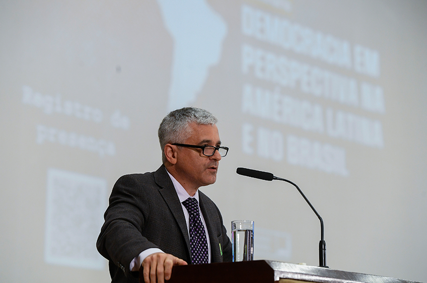 No Senado, Levitsky elogia STF e defende democracia e regulação de redes