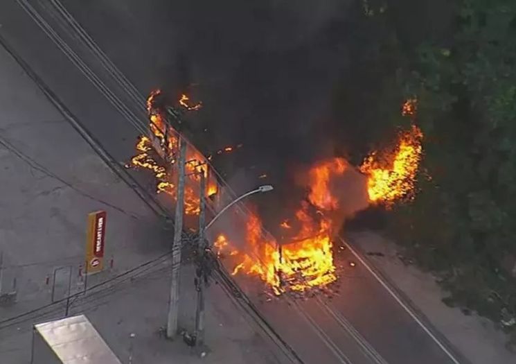 Ônibus é atacado e incendiado com passageiros dentro em SP