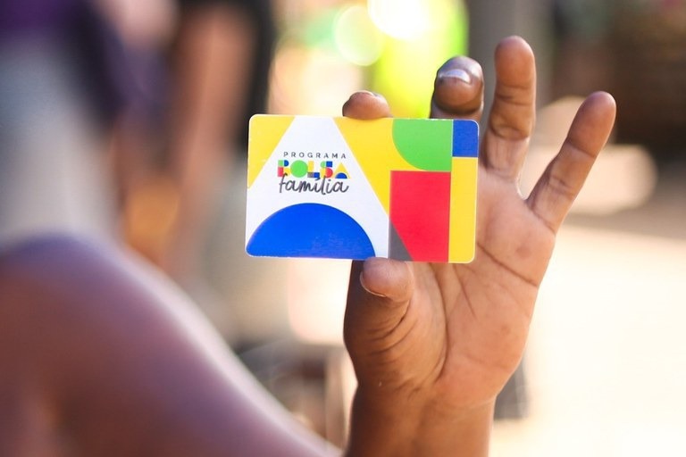 Bolsa Família reduz casos e mortes por AIDS entre mulheres vulneráveis