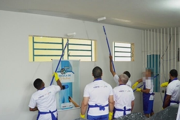 Escola de pintores ensina técnicas da pintura em parede para internos da Irmão Guido