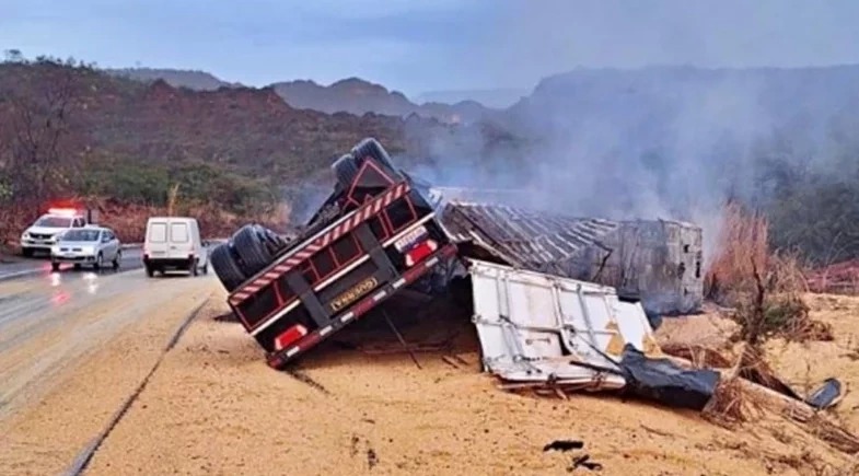 Carreta tomba e pega fogo em serra da BR-135 no Sul do Piauí