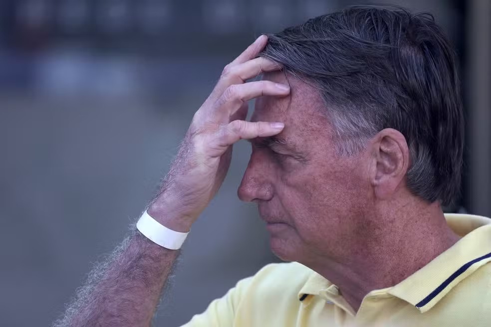 Bolsonaro tem infecção pulmonar, esofagite e gastrite, diz boletim médico