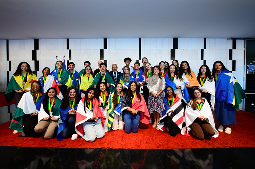 'Jovens Senadores' tomam posse e defendem pauta ambiental
