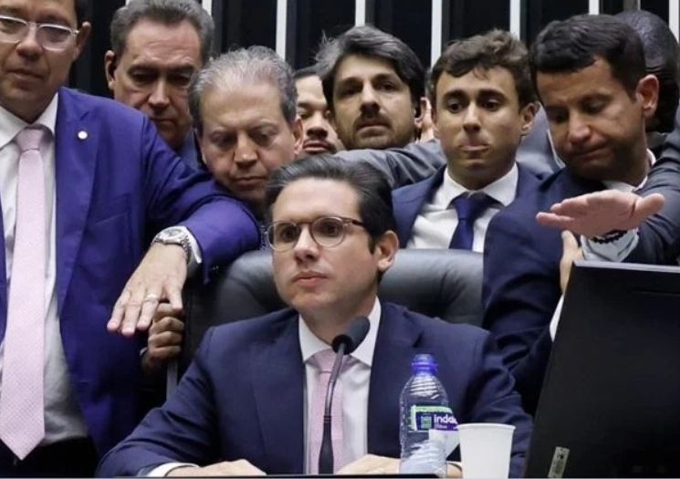 PEC DA IMPUNIDADE! Câmara pode votar PEC que blinda parlamentares hoje