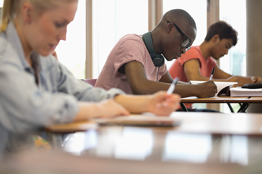 CE vota acesso gratuito de estudantes a informações pessoais em escolas