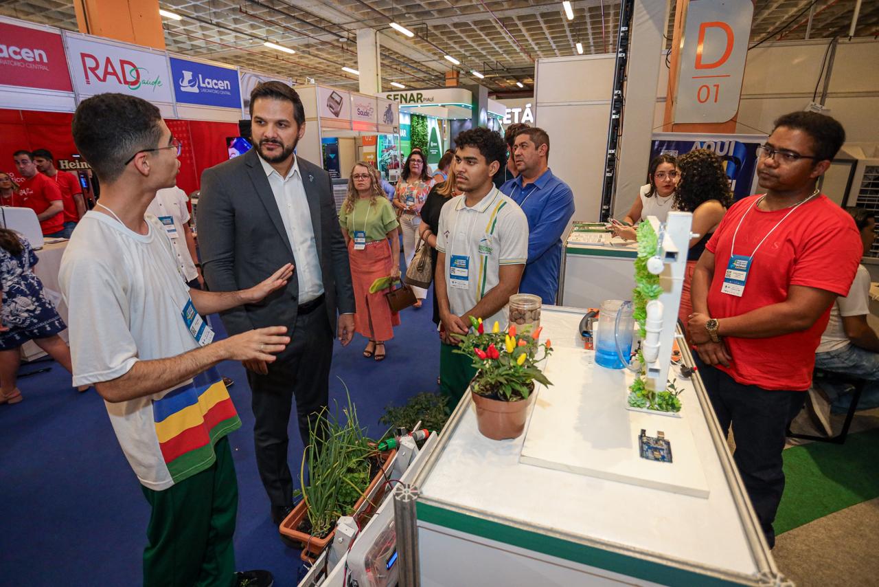 Estudantes de escola de tempo integral de Teresina apresentam horta vertical automatizada no Congresso das Cidades