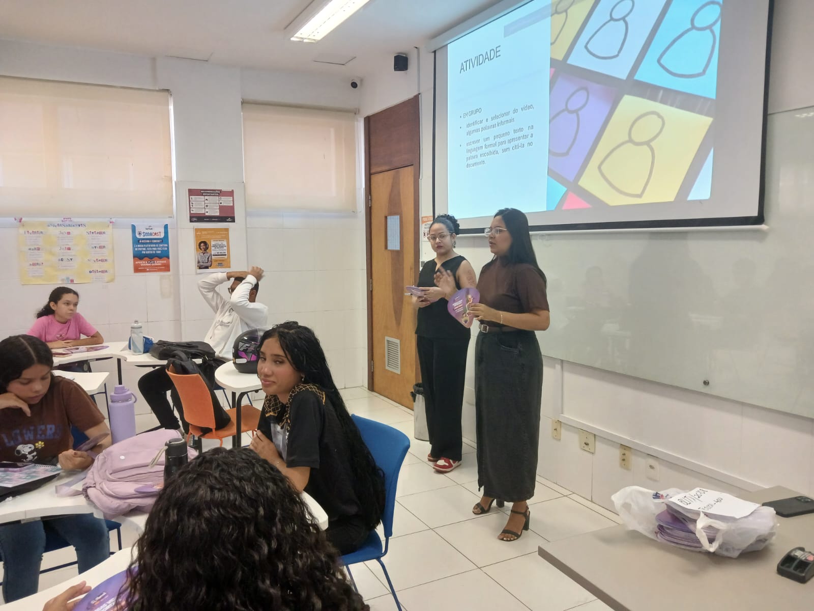 Sempi dialoga com jovens aprendizes do Senac sobre o Agosto Lilás