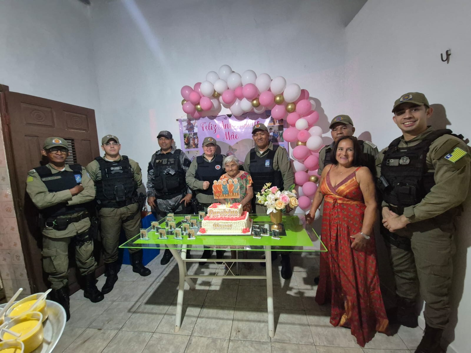 Polícia Militar homenageia idosa durante aniversário de 98 anos em Parnaíba
